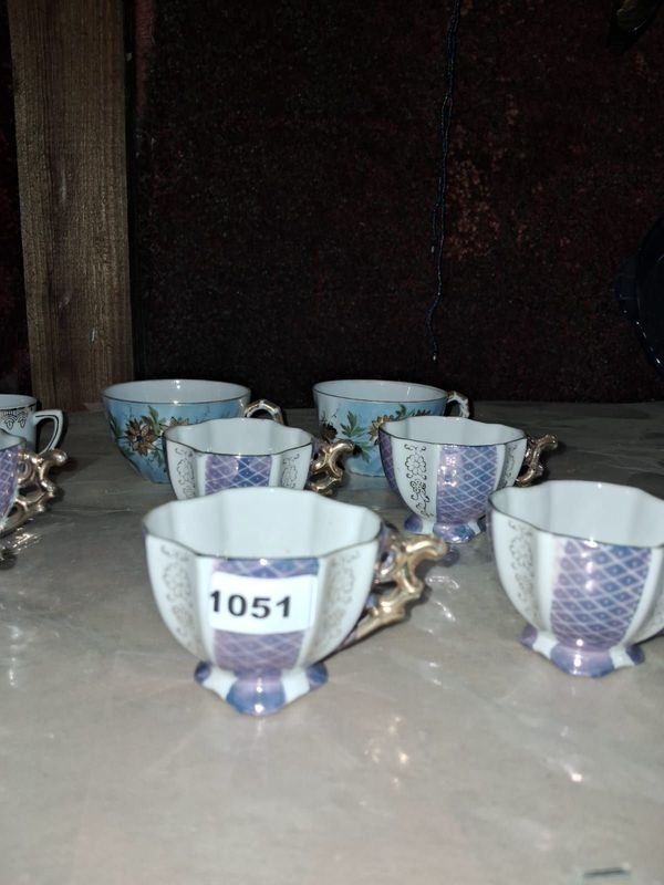 Lote de 9 tazas de café de colección con diseños florales y dorados - imagen 3