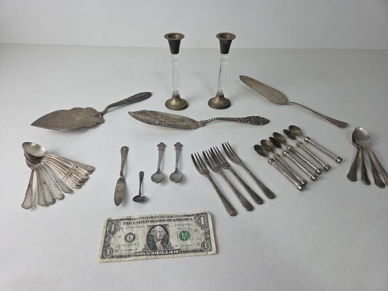 Lote anterior: Colección de candelabros y cubiertos antiguos para postre