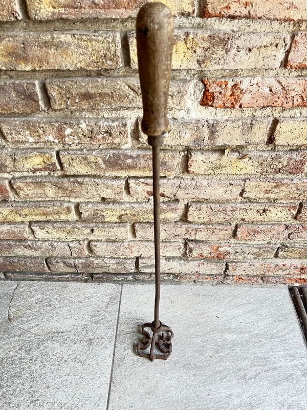Marcador de Huella Antiguo en Madera y Hierro