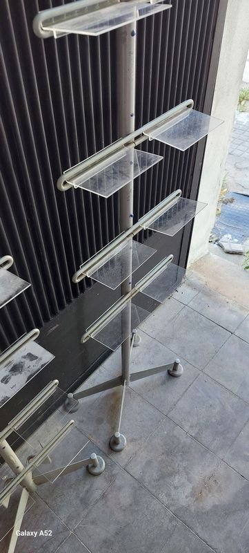 Par de estantes en metal y acrílico para hogar - imagen 6