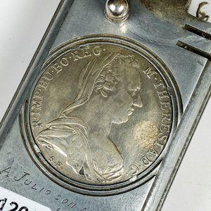 Encendedor Metálico con Dos Monedas de Plata Antiguas - imagen 3