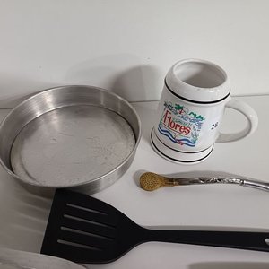 Lote de Utensilios de Cocina y Taza Decorativa - imagen 4