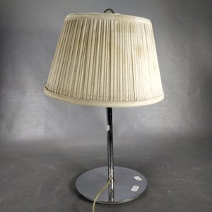 Lote siguiente: Lámpara de Mesa Portátil con Pie Metálico y Pantalla de Tela - Marca Massive