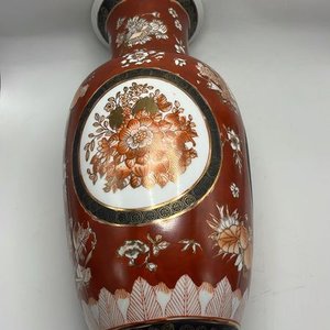 Lote siguiente: Jarrón de Porcelana Oriental Sellado con Diseño Floral
