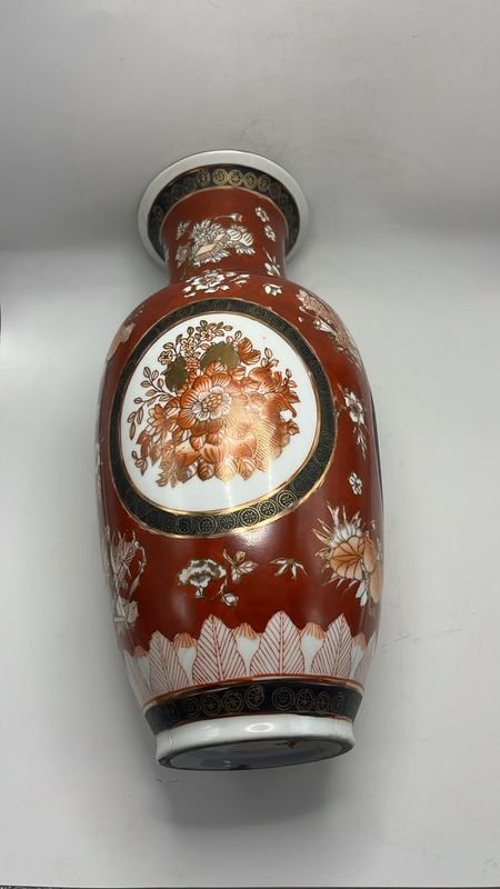 Jarrón de Porcelana Oriental Sellado con Diseño Floral