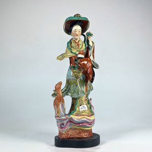 Lote siguiente: Figura de Porcelana China: Diosa Magu con Venado y Canasto, 39 cm