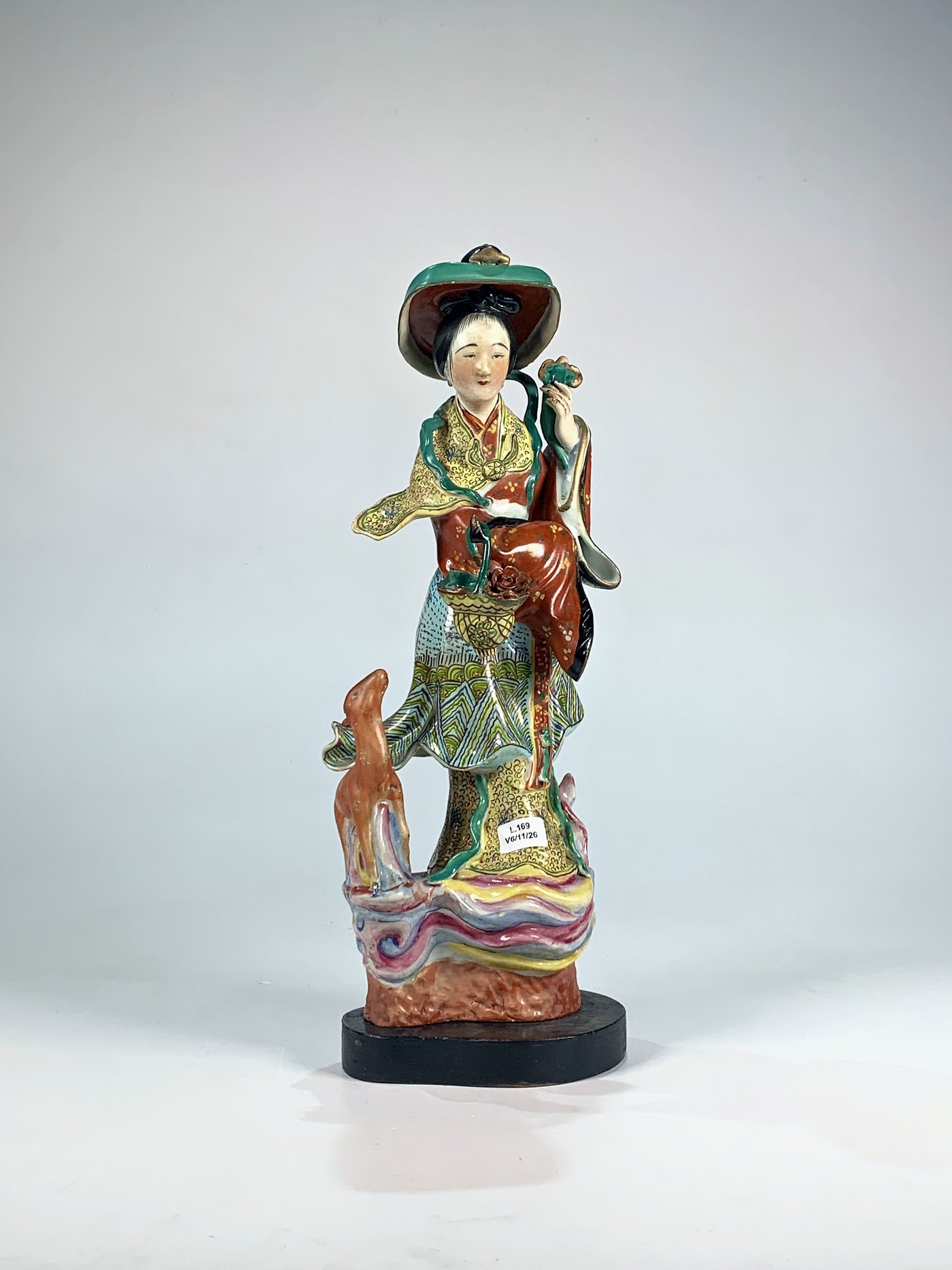 Figura de Porcelana China: Diosa Magu con Venado y Canasto, 39 cm