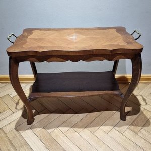 Lote anterior: Mesa Auxiliar Estilo Luis XV en Madera con Asas Metálicas Doradas