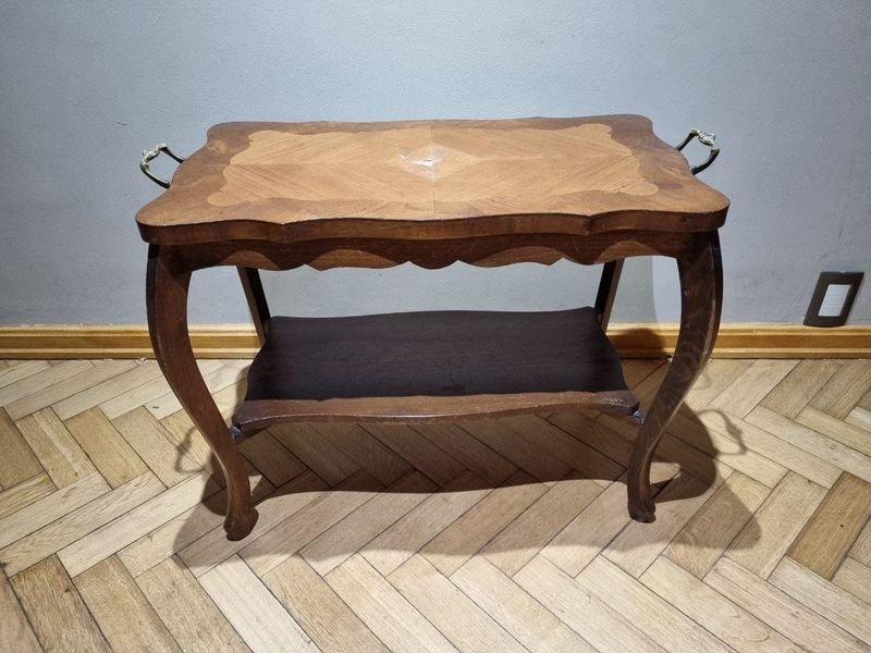 Mesa Auxiliar Estilo Luis XV en Madera con Asas Metálicas Doradas