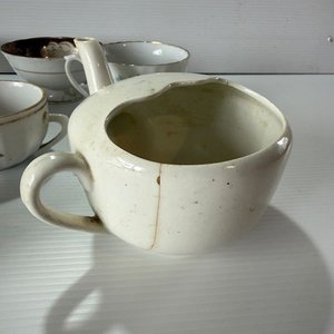 Lote de Tazas de Café, Tetera y Adornos de Loza con Detalles - imagen 9