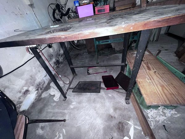 Mesa de Trabajo Industrial con Superficie Marmolada - imagen 1