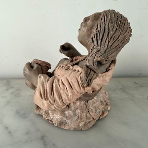 Escultura de terracota: figura indígena con bebé - imagen 3