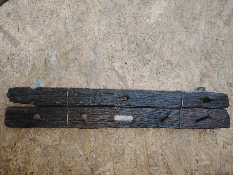Perchero Rústico de Madera con Ganchos Metálicos