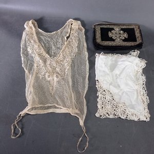 Tres Piezas de Lencería y Accesorios: Sobre Negro Bordado y Dos Carpetas de Encaje - imagen 2