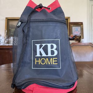 Lote anterior: Mochila Bolso KB Home Negra con Detalles Rojos y Forro Aislante