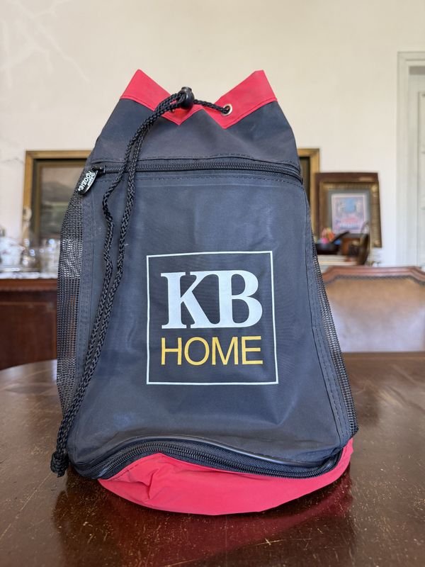 Mochila Bolso KB Home Negra con Detalles Rojos y Forro Aislante