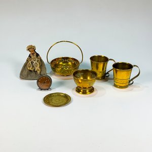 Lote de 7 piezas: Reloj de viaje, 2 jarras, cenicero y centros de bronce - imagen 2