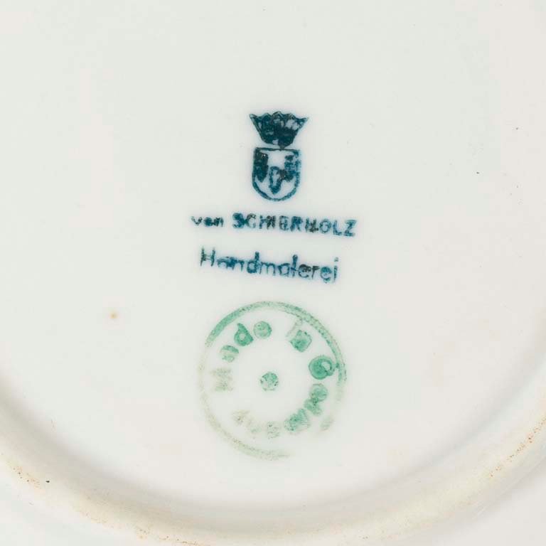 Bombonera porcelana alemana calada con figura niño con flores en relieve - imagen 2