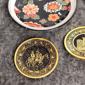 Set de 7 platillos decorativos de bronce y porcelana - imagen 4