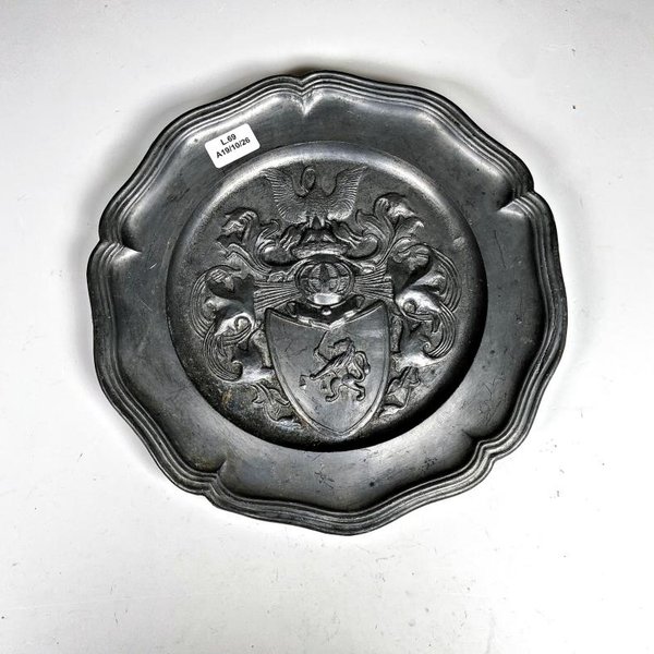 Plato de Peltre Decorativo con Escudo y Sello - imagen 1