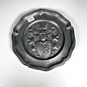 Plato de Peltre Decorativo con Escudo y Sello - imagen 1
