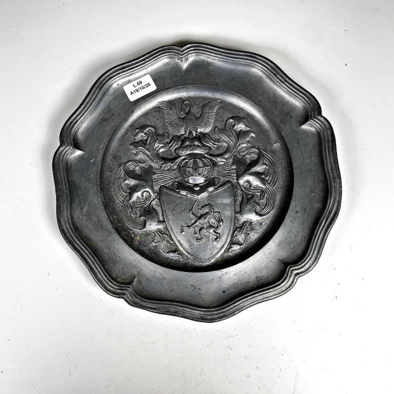 Plato de Peltre Decorativo con Escudo y Sello