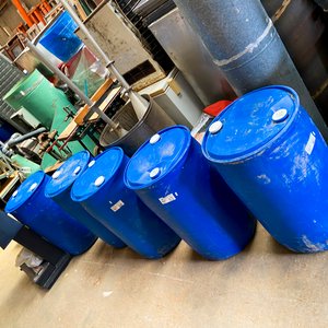 Seis Tarrinas Plásticas Azules de 200 Litros - imagen 3