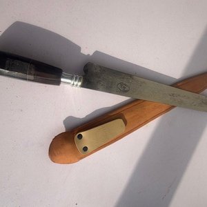 Lote anterior: Cuchillo de Hoja Metálica con Mango Oscuro y Vaina de Cuero