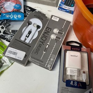 Lote Variado: 3 Termos de Acero Inoxidable, Cargador, Auriculares y Más - imagen 4
