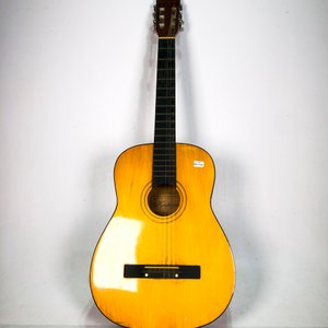 Guitarra Clásica Kashima de Madera con Detalles de Uso - imagen 2