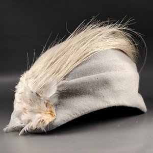 Antiguo Tocado de Dama en Fieltro Gris con Plumas - imagen 1