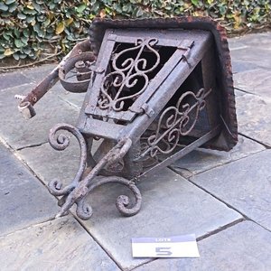 Dos Faroles Coloniales de Metal con Detalles Ornamentales - imagen 2