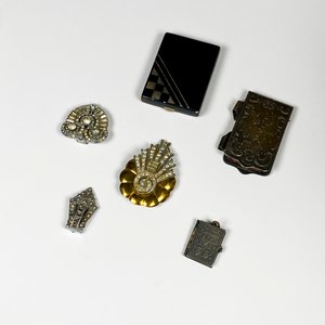 Lote de 6 Accesorios Vintage: Clips, Prendedor, Portalibretas y Polvera - imagen 2