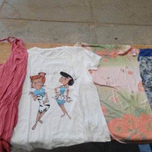 Lote anterior: Lote de Remeras y Musculosas con Estampados Divertidos