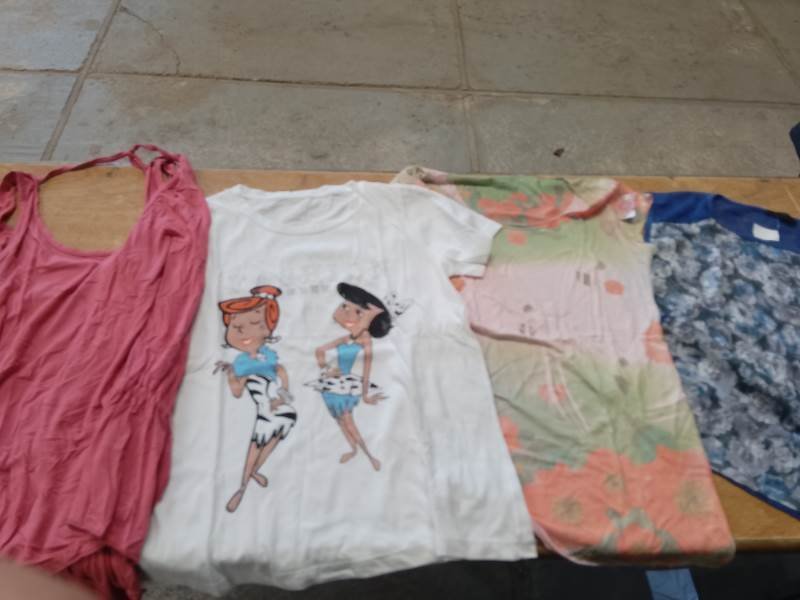 Lote de Remeras y Musculosas con Estampados Divertidos