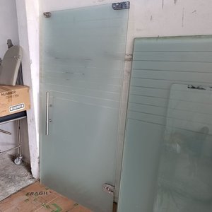 Lote siguiente: Puerta Blindex Templado con Ploteo Esmerilado y Herrajes de Acero Inoxidable