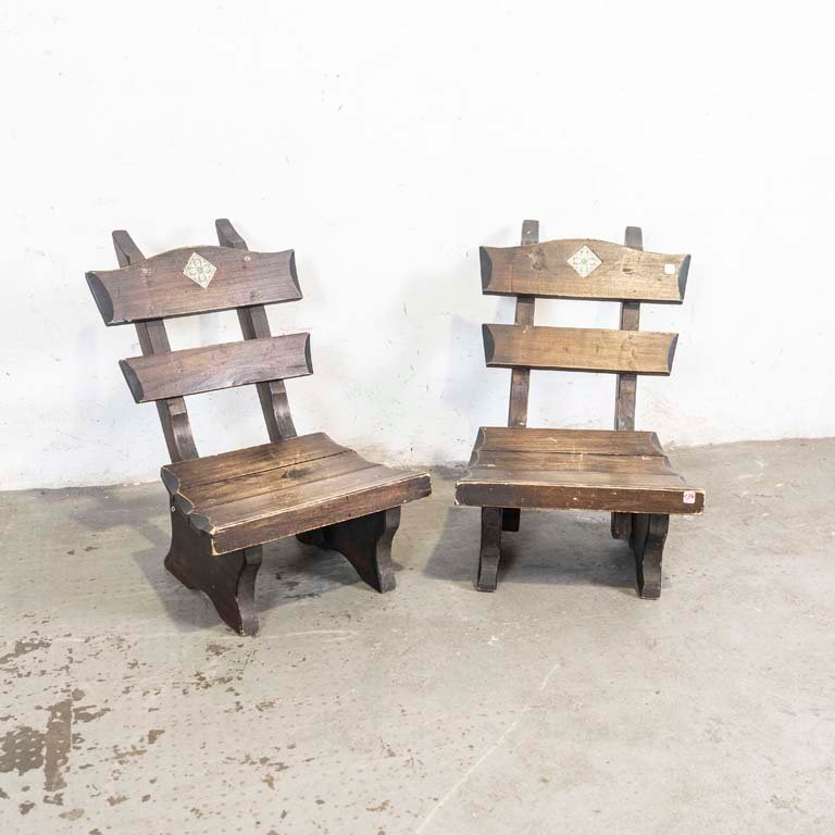 Lote siguiente: Sillitas de madera con detalles en cerámica y metal