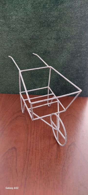 Lote siguiente: Soporte de plantas en metal con rueda