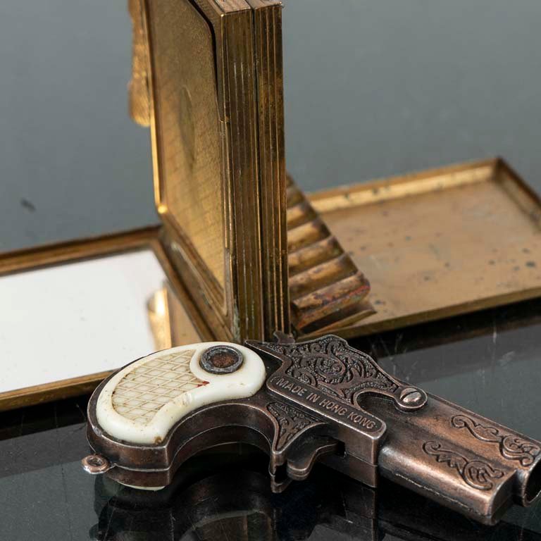 Petaca cigarrera de bronce y nacar, pistola Derringer - imagen 2