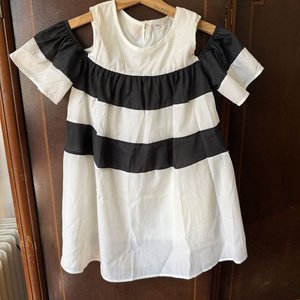 Lote siguiente: Vestido Infantil Rayas Blancas y Negras con Hombros Descubiertos Talla 140