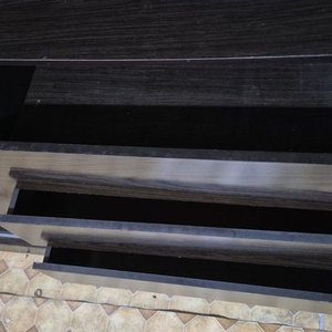 Ropero de Madera Oscura con Tres Puertas Corredizas y Espejo Central - imagen 10
