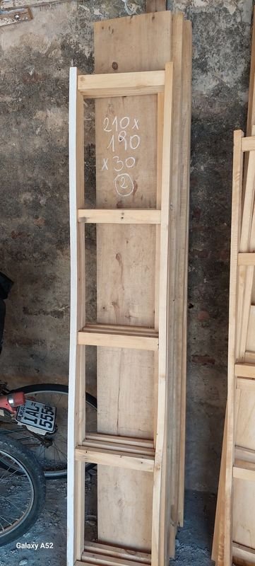 Lote anterior: Estantería en madera con escalera y tablones
