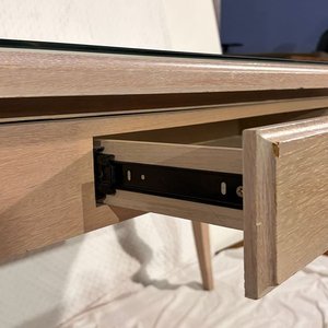 Escritorio/Mesa de Madera Clara con Cajón y Tapa de Vidrio - imagen 6