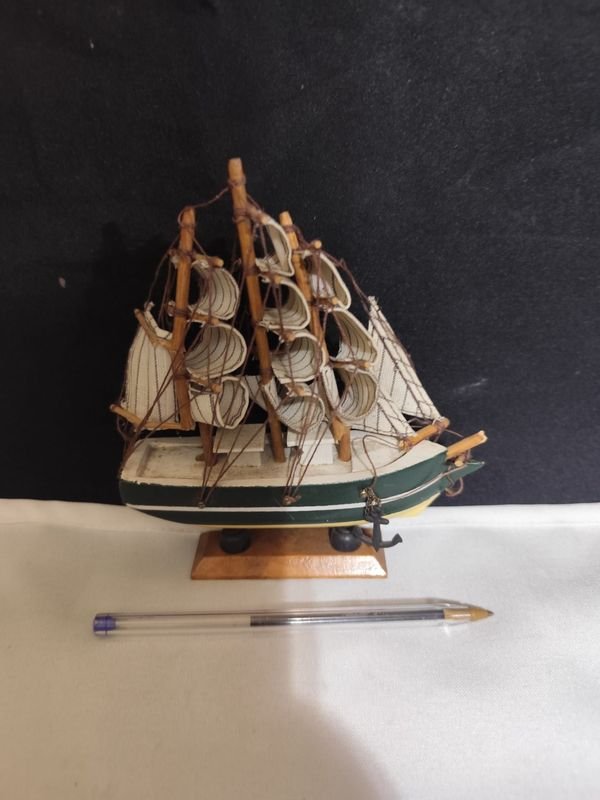 Lote siguiente: Modelos de barcos y embarcaciones en miniatura