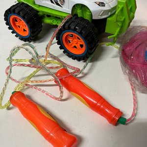 Lote de Juguetes Varios: Auto Policía, Auto de Carreras, Burbujero, Mochila y Más - imagen 8