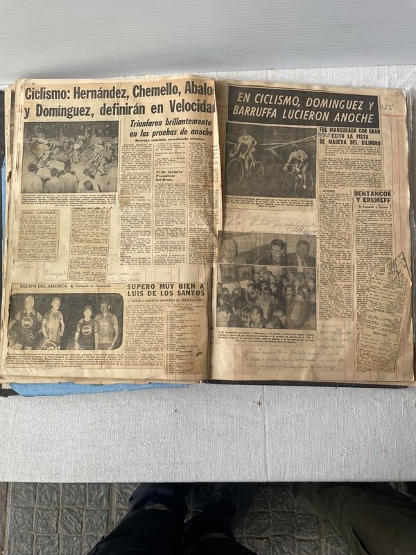 Libro de Colección: Recortes de Diarios sobre Grandes Corredores y Carreras de Ciclismo - imagen 1