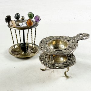 Set de Dos Piezas: Soporte con Pinchos y Colador de Té en Metal Labrado - imagen 1