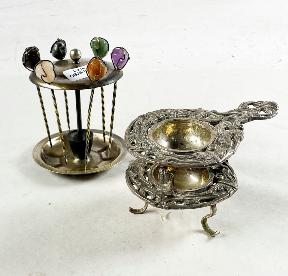 Set de Dos Piezas: Soporte con Pinchos y Colador de Té en Metal Labrado