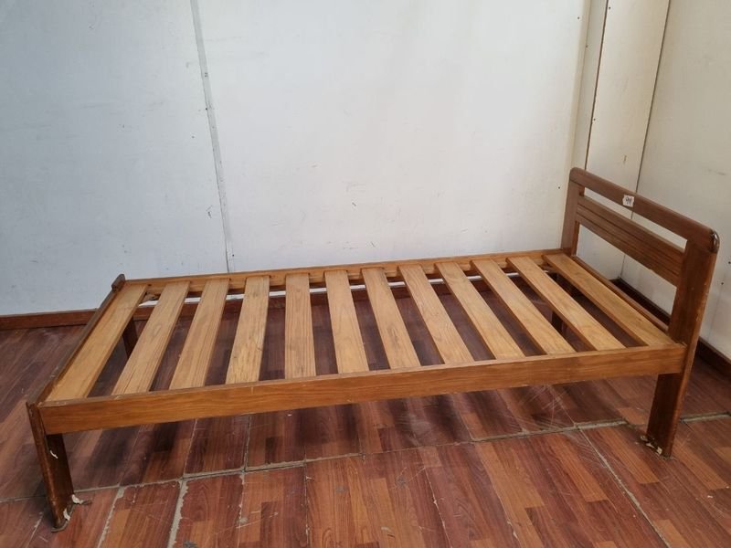 Cama de madera con estructura y colchón