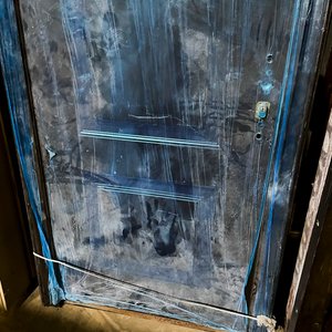 Puerta de Frente de Chapa Color Marrón con Detalles - 208 x 100 cm - imagen 4